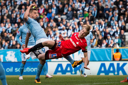 Malmö FFs Markus Rosenberg trycker till Norrköpings Joel