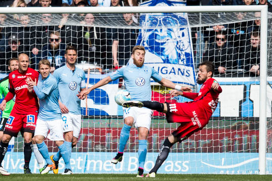 Norrköpings Emir Kujovic testar skott framför Malmö FFs