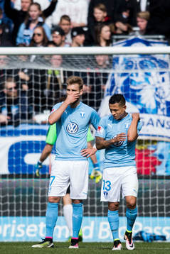 Malmö FFs Rasmus Bengtsson och Yoshimar Yotún deppar