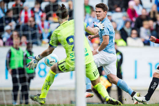 Malmö FFs Vidar Örn Kjartansson med målchans mot