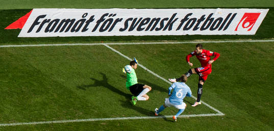 Malmö FFs målvakt Johan Wiland räddar skott från