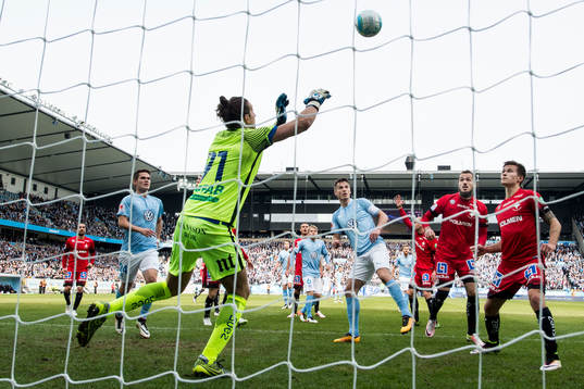 Norrköpings målvakt David Mitov Nilsson, Emir Kujovic och