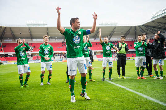 Jönköpingspelarna med Fredric Fendrich i täten jublar