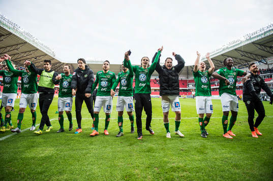 Jönköpingspelarna med målskytten i mitten, Pawel