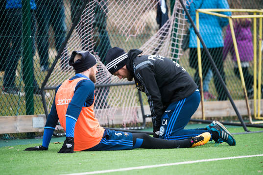 Djurgårdens Alexander Faltsetas blir behandlad av naprapat