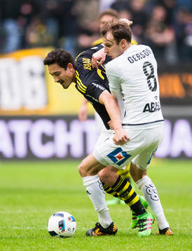 s Stefan Ishizaki i kamp om bollen med Sundsvalls Lars