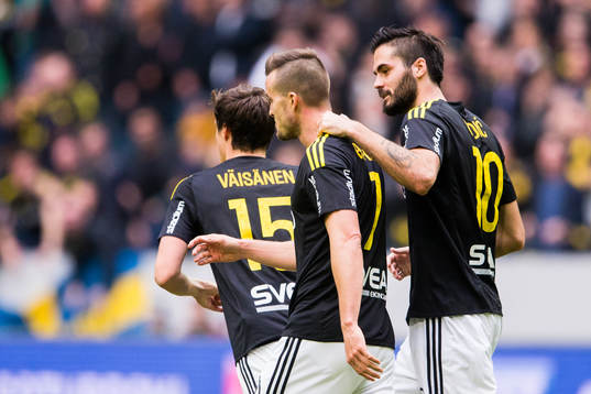 s Fredrik Brustad gör 1-1 och gratuleras av AIK:s Denni