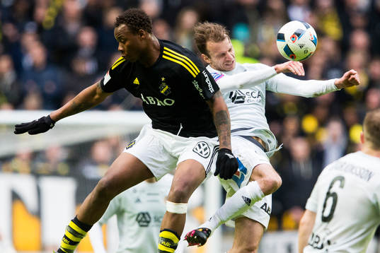 s Carlos Strandberg i en nickduell med Sundsvalls Lars