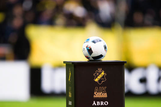 Matchbollen på ett podium innan fotbollsmatchen i