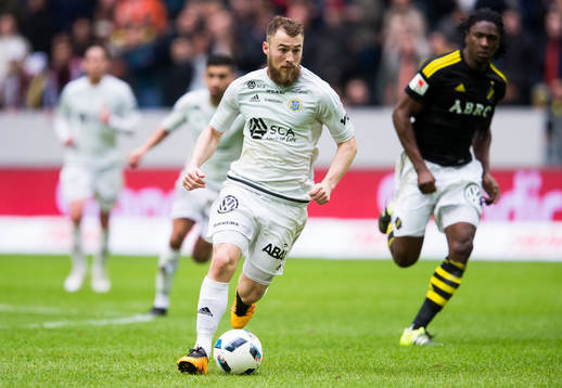 Sundsvalls Runar Sigurjonsson med bollen