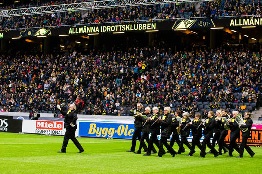 En orkester gör entré innan fotbollsmatchen i Allsvenskan
