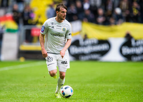 Sundsvalls Eric Larsson med bollen