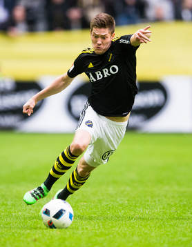 s Haukur Heidar Hauksson med bollen