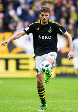 s Jos Hooiveld med bollen