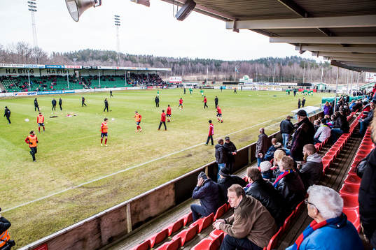 Ljungskiles och Örgrytes spelare värmer upp på planen