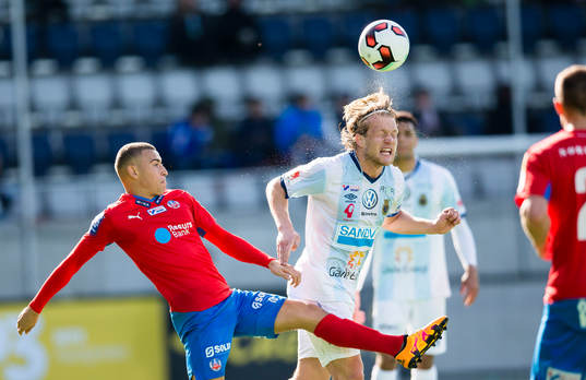 Helsingborgs Jordan Larsson i kamp om bollen med Gefles
