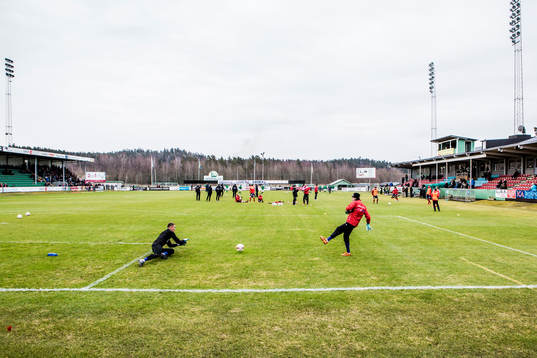 Ljungskiles och Örgrytes spelare värmer upp på planen