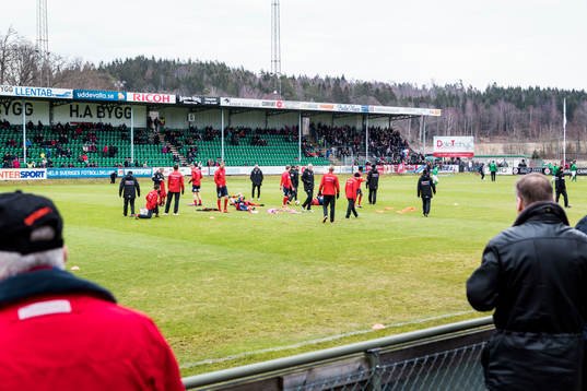 Ljungskiles och Örgrytes spelare värmer upp på planen