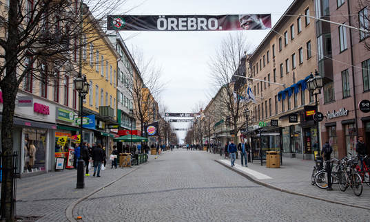 Drottninggatan i Örebro med Djurgården supportrar och
