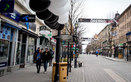 Drottninggatan i Örebro med Djurgården supportrar och