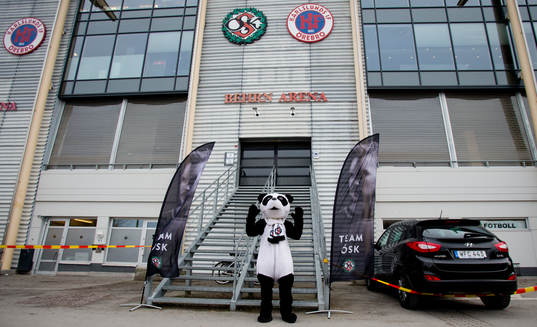 Örebros maskot utanför Behrn Arena