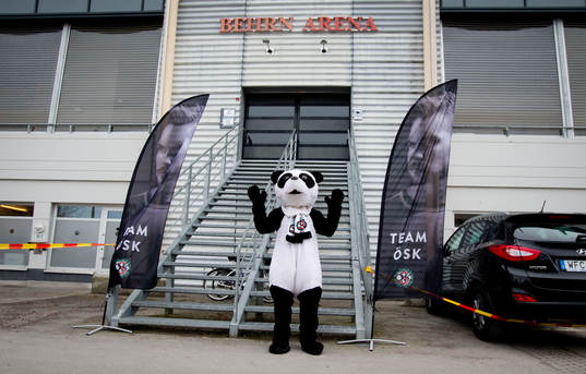 Örebros maskot utanför Behrn Arena