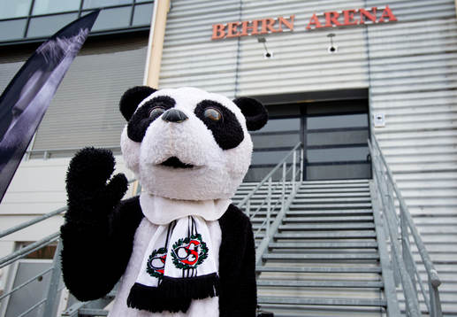 Örebros maskot utanför Behrn Arena