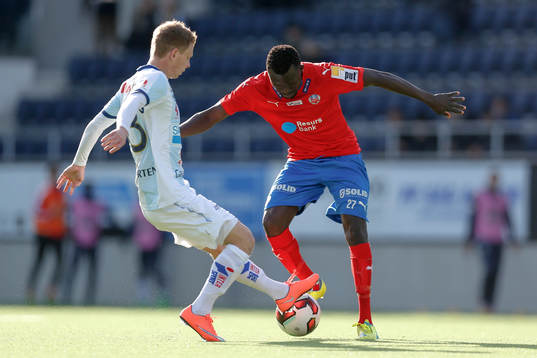 Gefles Johan Bertilsson och Helsingborgs Lalawélé Atakora