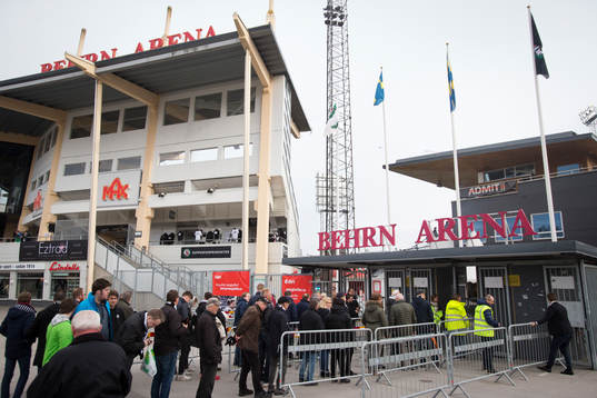 Supportrar utanför Behrn Arena