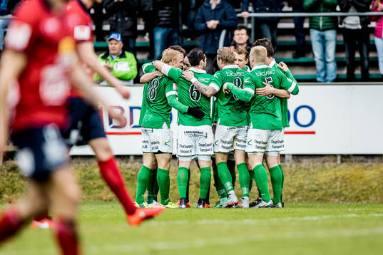 Ljungskiles Gabriel Altemark-Vanneryr har gjort 1-0 och