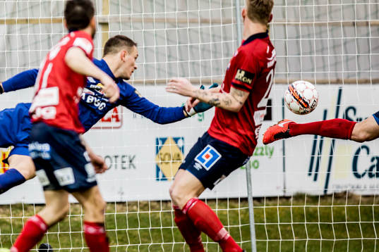 Ett Örgryteben räddar bollen på mållinjen