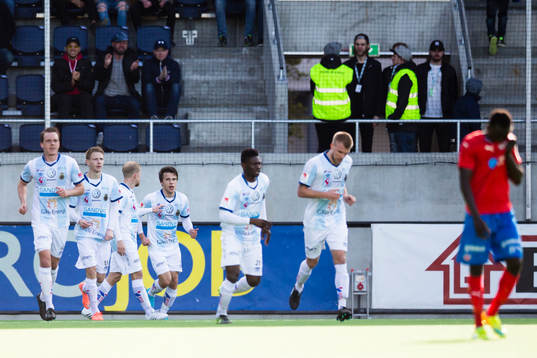 Gefles Simon Skrabb  (m) gör 1-1 och gratuleras av