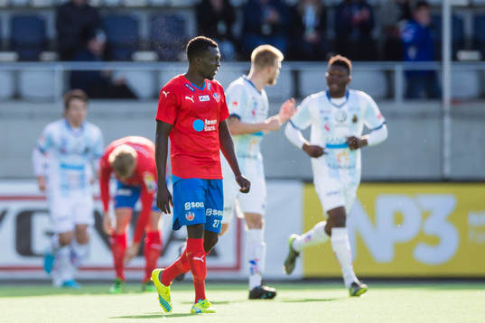 Helsingborgs Lalawélé Atakora ser deppig ut