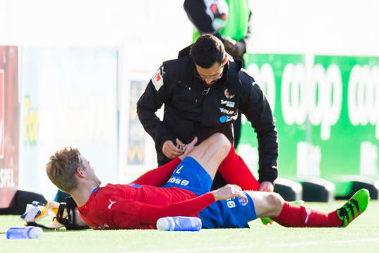 Helsingborgs Viktor Ljung tas om hand av sjukvårdare