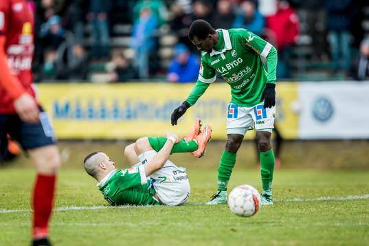 Ljungskiles Yussif Chibsah hjälper Ahmed El-Amrani
