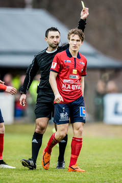 Domare Diako Behnam ger Örgrytes Jakob Lindström gult kort