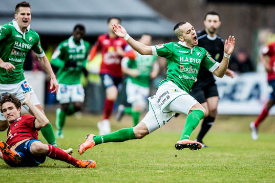 Örgrytes Jakob Lindström tacklar Ljungskiles Ahmed
