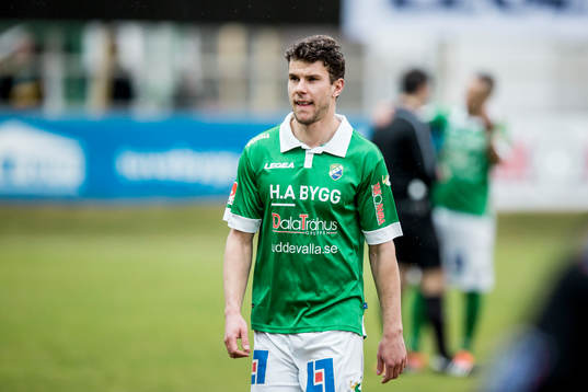 Ljungskiles Mattias Pedersén får sitt andra gula kort och