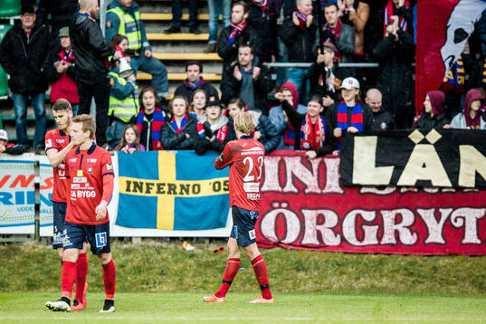 Örgrytes spelare tackar sin klack