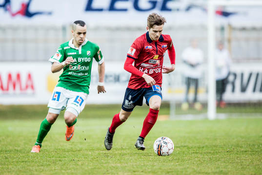 Örgrytes Andreas Östling före Ljungskiles Ahmed El-Amrani