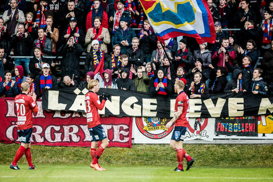 Örgrytes spelare tackar sin klack