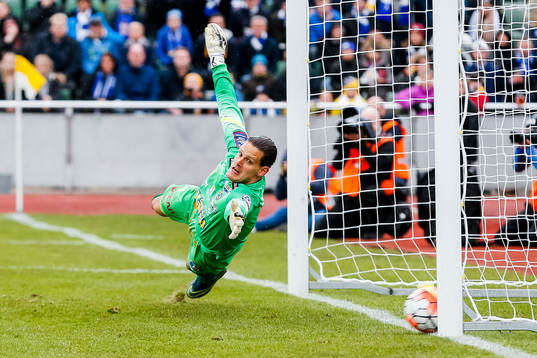 Falkenbergs målvakt Otto Martler släpper in 0-1 på straff