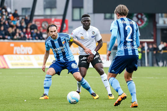 Örebros Alhassan Kamara och Djurgårdens Kevin Walker