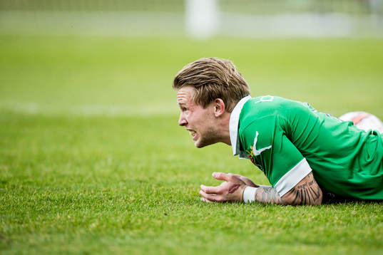 Ljungskiles Tim Nilsen liggandes på marken