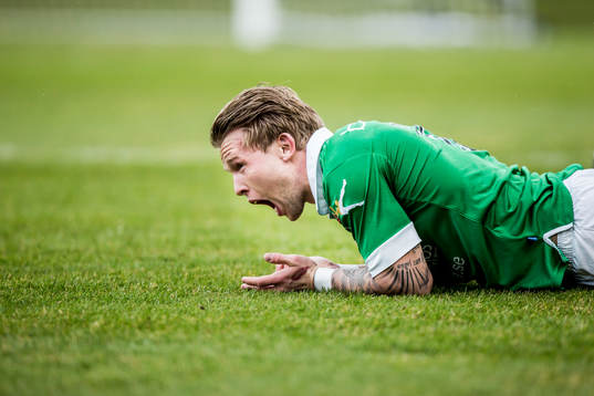 Ljungskiles Tim Nilsen liggandes på marken