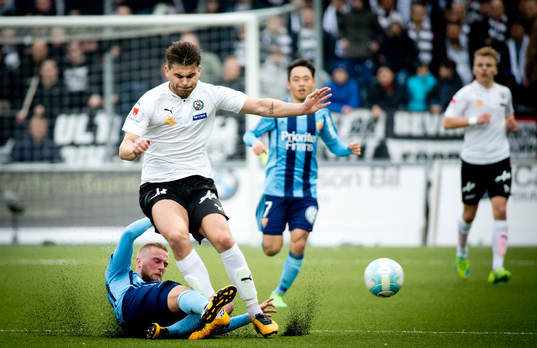 Örebros Astrit Ajdarevic och Djurgårdens Alexander
