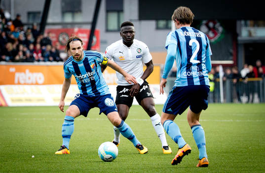Djurgårdens Kevin Walker och Örebros Alhassan Kamara