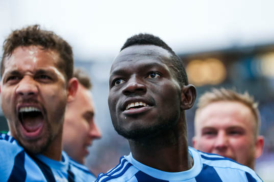 Djurgårdens Mathias Ranegie och Omar Colley jublar