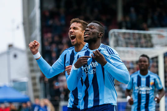 Djurgårdens Mathias Ranegie och Omar Colley jublar