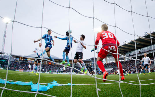 Djurgårdens Omar Colley nickar in 0-2 på Örebros